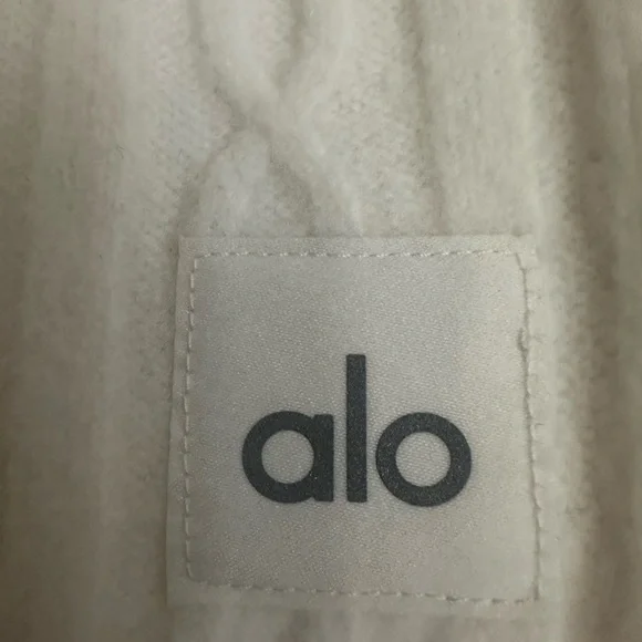 ALO Yoga Cream Cable Knit Lounge Shorts